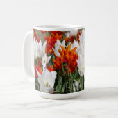 Mug Tulipes blanches et gingembre dans le jardin (Devant gauche)