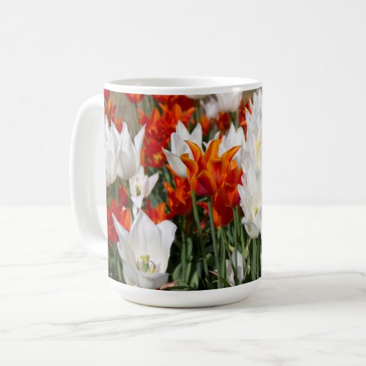 Mug Tulipes blanches et gingembre dans le jardin (Devant gauche)