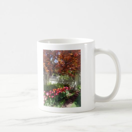 Mug Tulipes de la clôture appliquée (Droite)