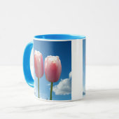 Mug Tulipes fleurs dans le ciel bleu (Devant gauche)