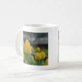Mug Tulipes jaunes dans le champ (Devant gauche)