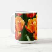 Mug Tulipes orange vif dans le parc (Devant gauche)
