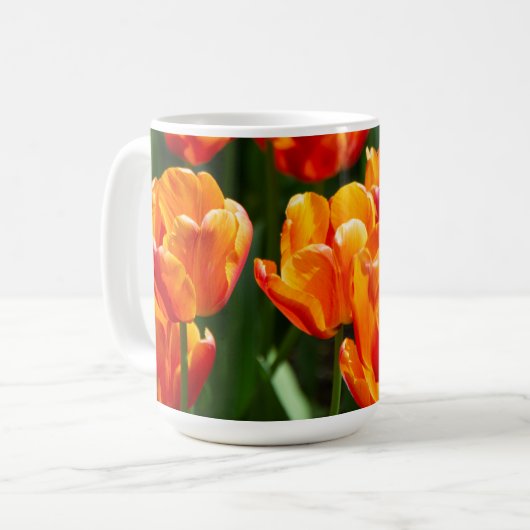 Mug Tulipes orange vif dans le parc (Devant gauche)