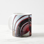 MUG TUNNEL VIDE EN VERRE ROUGE ET BLANC (Devant gauche)