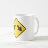 Mug Two Downward Arrows Warning Road Sign (Devant droit)