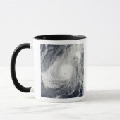 Mug Typhon Nida au sud-sud-ouest d'Iwo Jima (Gauche)