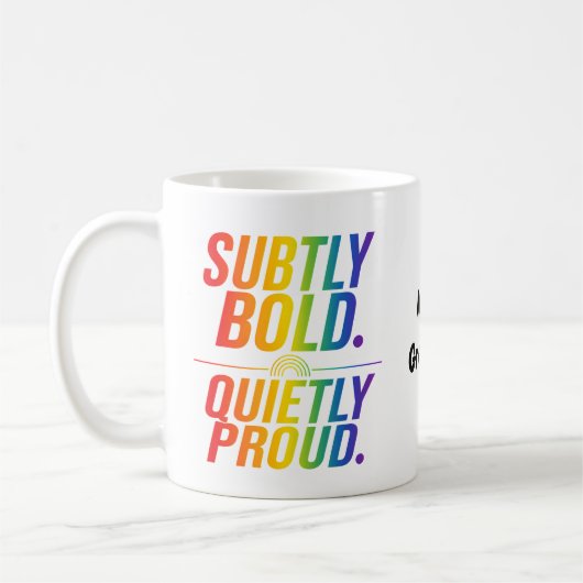 Mug Typographie Arc-en-Ciel Subtilement Gras et Fièrem (Gauche)