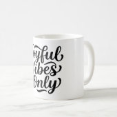 Mug Typographie Joyeuses Vibrations (Devant droit)