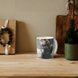 Mug Typographie moderne du merry Simple 5 Photo<br><div class="desc">Présentation de la Typographie Merry moderne Simple 5 Photo Café Mug - la façon parfaite de rendre ce Noël extra spécial! Montrez votre nom de famille avec un design unique et personnalisé, avec quatre de vos photos de vacances préférées ornées de "Joyeux" dans la typographie moderne contre un arrière -...</div>