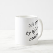 Mug typographie Nous nous élevons en soulevant d'autre (Devant droit)