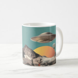 Mug UFO Surréaliste au-Dessus d'une Maison Rustique