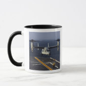 Mug Un aéronef V-22 Osprey se prépare à atterrir (Gauche)