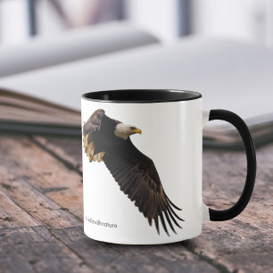 Mug Un aigle à tête blanche monte vers le ciel