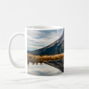Mug Un alpiniste avec une robe orange en symétrique