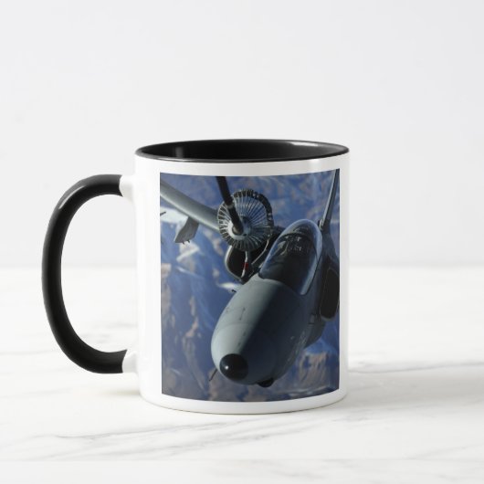Mug Un AMX italien est ravitaillé par un Extender KC-1 (Gauche)