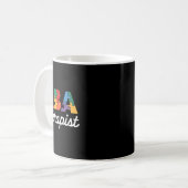 Mug Un analyste de l'analyse du comportement appliqué (Devant gauche)