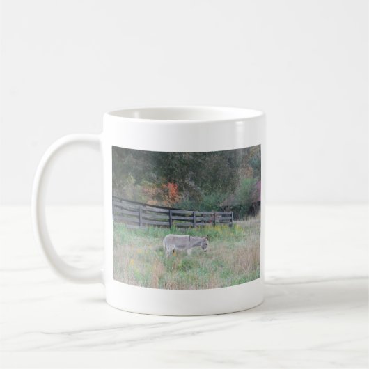 Mug Un âne dans un champ d'automne. (Gauche)