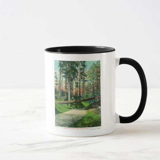 Mug Un arbre tombé sur la scène du parc Woodland (Droite)
