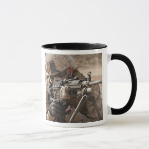 Mug Un artilleur d'arme automatique de peloton fournit