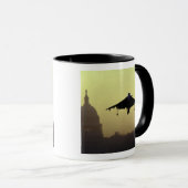 Mug Un atterrissage de jet de harrier sur le mail à (Devant droit)