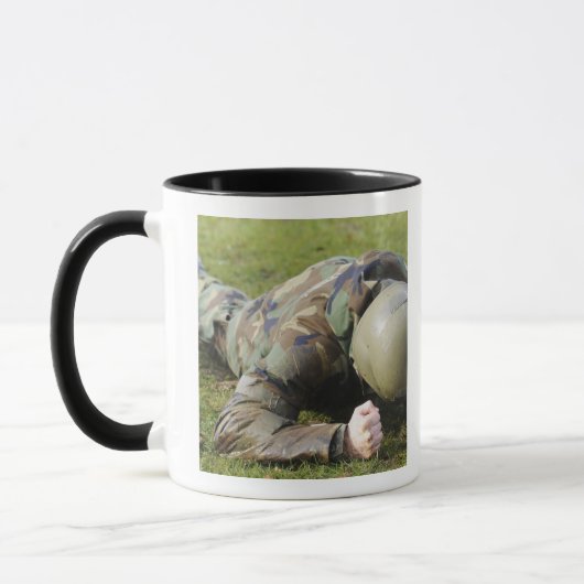 Mug Un aviateur passe à travers un champ humide (Gauche)