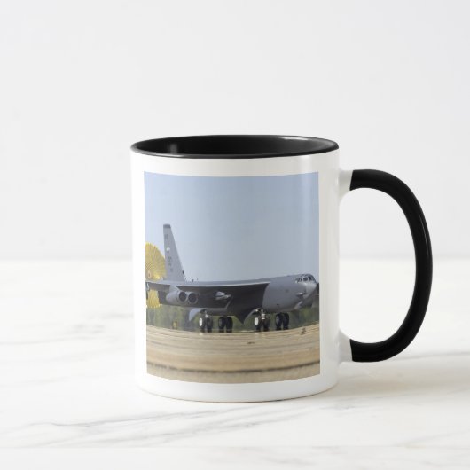 Mug Un B-52 Stratofortress déploie son parachute de tr (Droite)