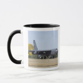 Mug Un B-52 Stratofortress déploie son parachute de tr (Gauche)