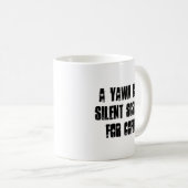 Mug Un bâillement est un cri perçant silencieux pour (Devant droit)