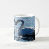Mug Un baiser de coeur de cygne, réflexions de l'amour (Devant droit)