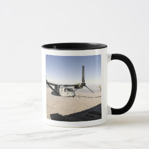 Mug Un balbuzard MV-22 réapprovisionne en combustible