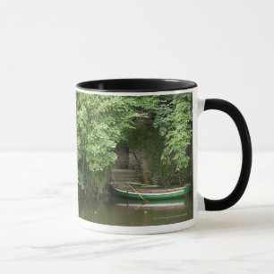 Mug Un bateau de rangée Roped à quelques escaliers l