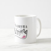Mug Un bébé est une bénédiction, une fille bébé (Devant droit)