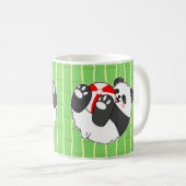 Mug Un bébé panda mignon jouant avec un ballon (Devant droit)