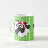 Mug Un bébé panda mignon jouant avec un ballon (Devant gauche)