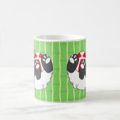 Mug Un bébé panda mignon jouant avec un ballon (Centre)