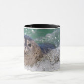 Mug Un bébé phoque faisant du surf (Centre)