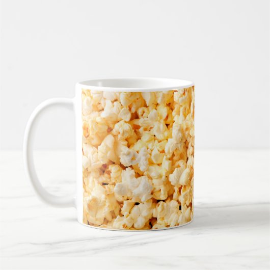 Mug Un bon popcorn sur tout l'arrière - plan. Nourritu (Gauche)