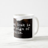 Mug Un bureau malpropre est un signe sûr de génie (Devant droit)