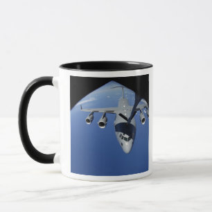 Mug Un C-17 Globemaster III reçoit du carburant 2
