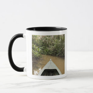 Mug Un canoë en bois fait en arbre d'Eucylptus flotte