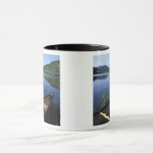 Mug Un canoë repose sur la rive de Little Long Pond (Centre)