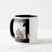 Mug Un chariot élévateur transporte du fret sur un Her (Devant gauche)