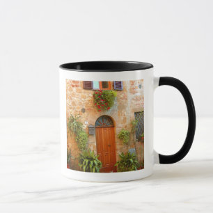 Mug Un chat cherche à entrer chez lui à Pienza, en Ita