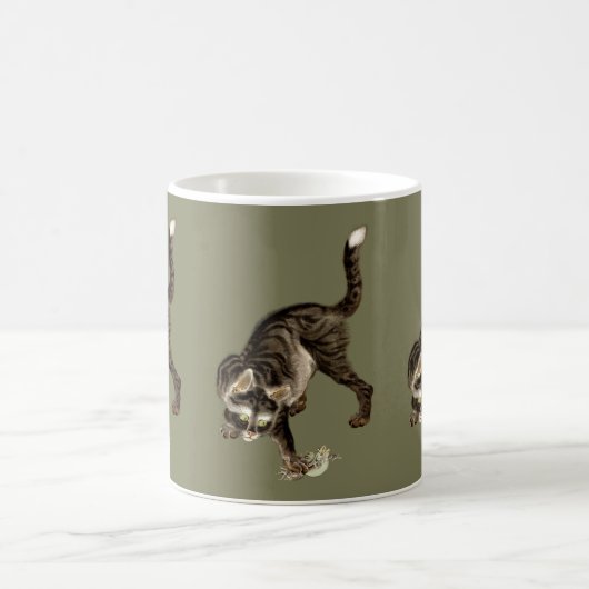 Mug Un chat japonais attrape une grenouille (Centre)