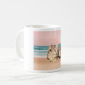 Mug Un chat rayé plus mignon assis sur la plage au cou (Devant gauche)