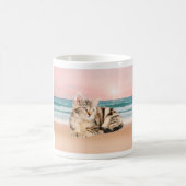 Mug Un chat rayé plus mignon assis sur la plage au cou (Centre)