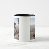 Mug Un chef d'équipage cherche une activité suspecte (Centre)