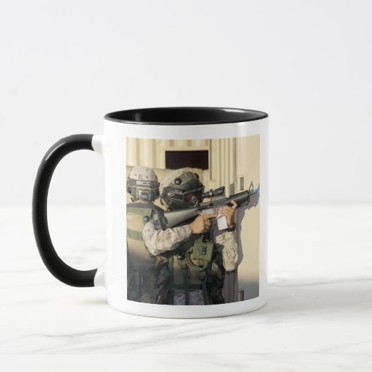 Mug Un chef d'infanterie vise son arme (Gauche)