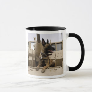 Mug Un chien d'utilité militaire se repose sur un M2A