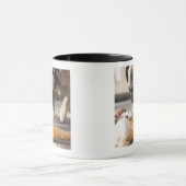 Mug Un chien mangeant une crème glacée d'un trottoir (Centre)